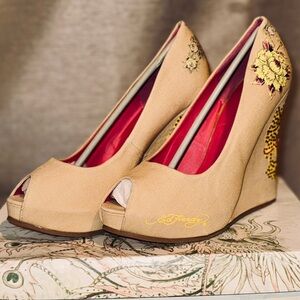 Ed Hardy Joyaus Beige Floral Wedge Heels Size 9 New